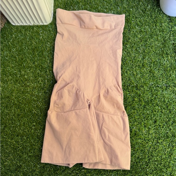 SKIMS SEAMLESS SCULPT
MID THIGH SHORT Size Small New without tags $38 - Picture 8 of 11